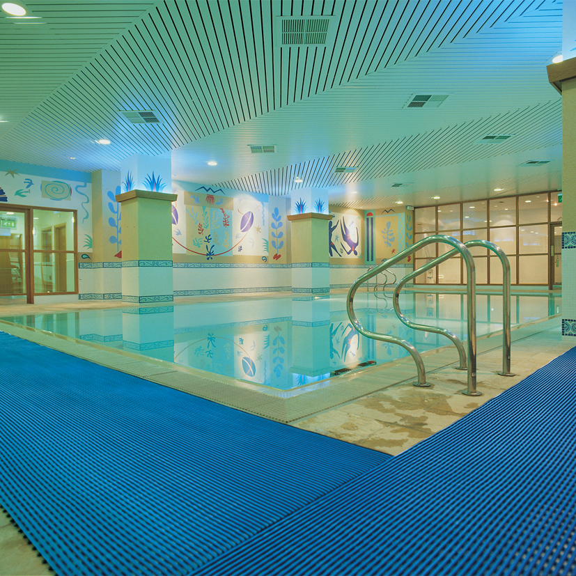 Caillebotis antidérapants pour piscine